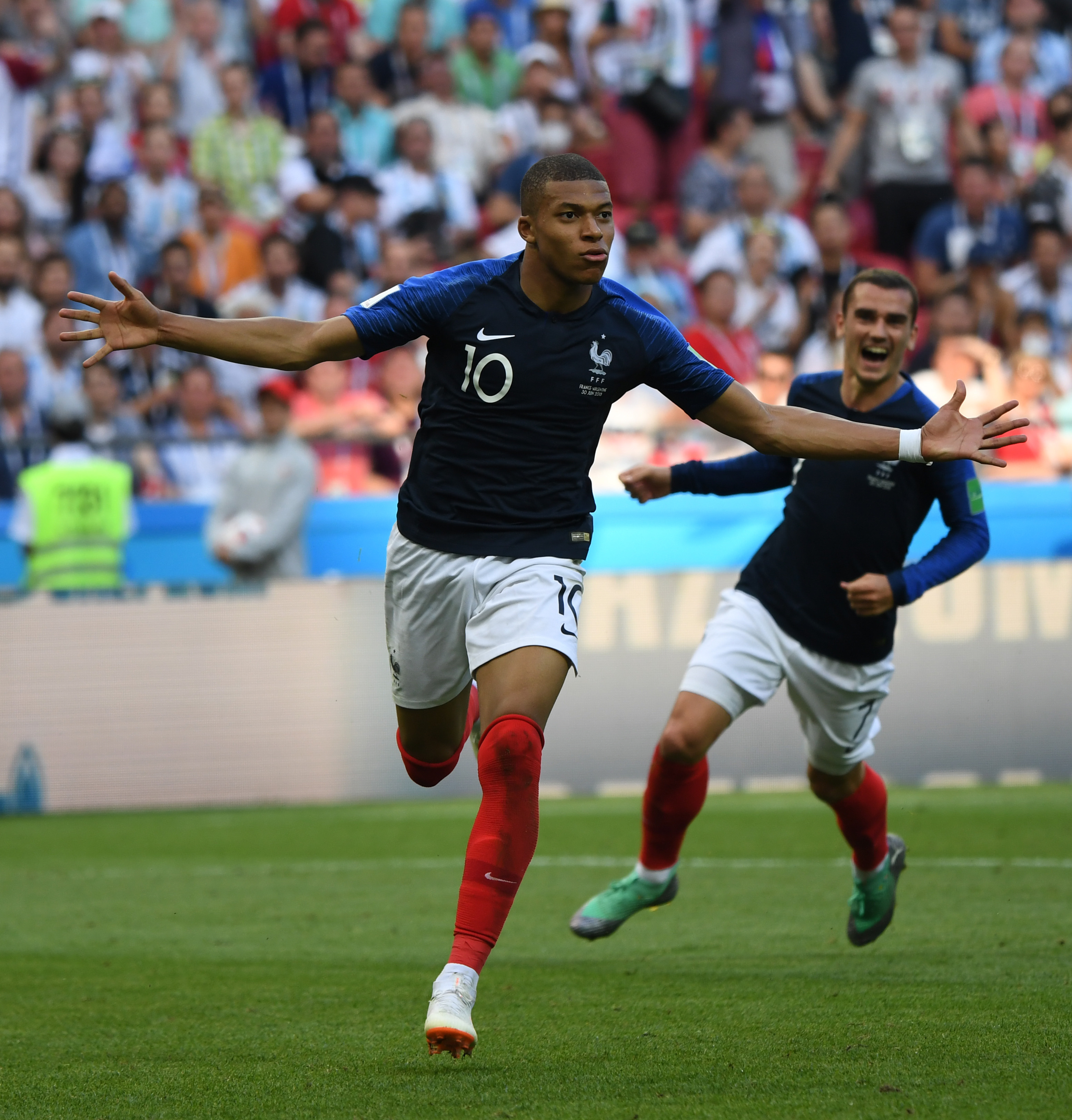 米体：意甲启用高可见度足球，荧光橙配色以往仅用于极端天气（米体：意甲改用高可视度用球，荧光橙此前仅限极端天气）