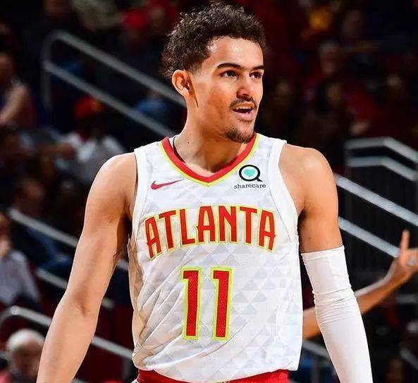 女足英联杯中发生暴力冲突，一名球员抓住对手脖子将其摔倒（女足英联杯爆发冲突：球员抓住对手颈部将其放倒）