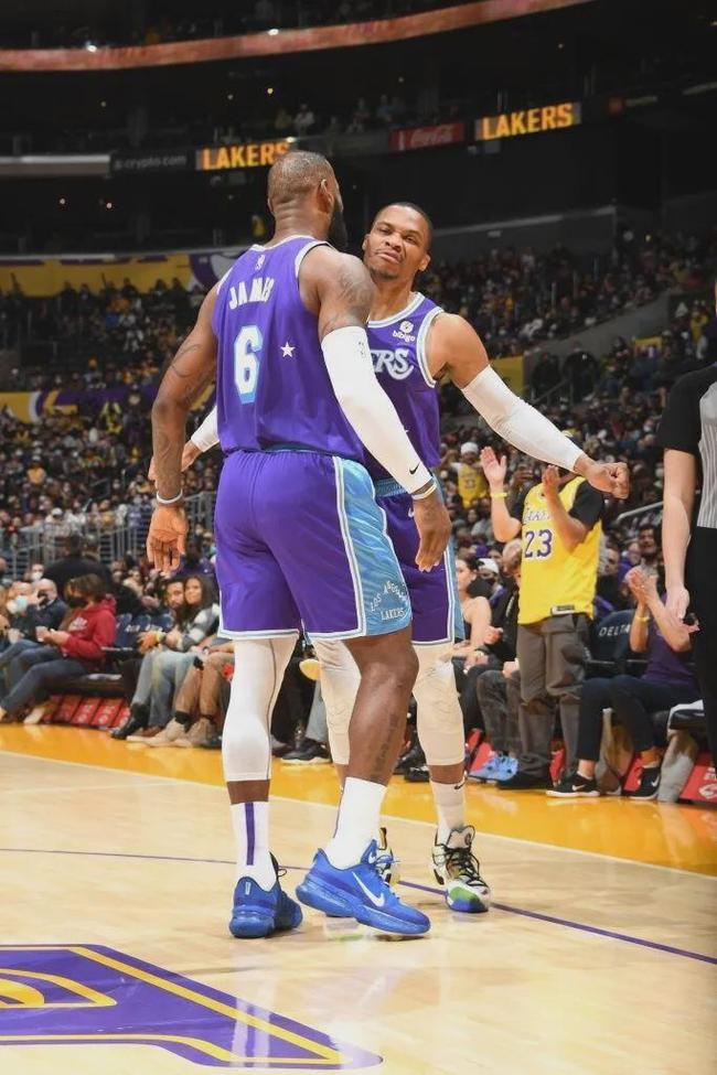 凯恩回应与巴萨传闻：我没和任何人接触，现在在拜仁很开心（凯恩澄清巴萨传闻：未与任何人接触，目前在拜仁很开心）