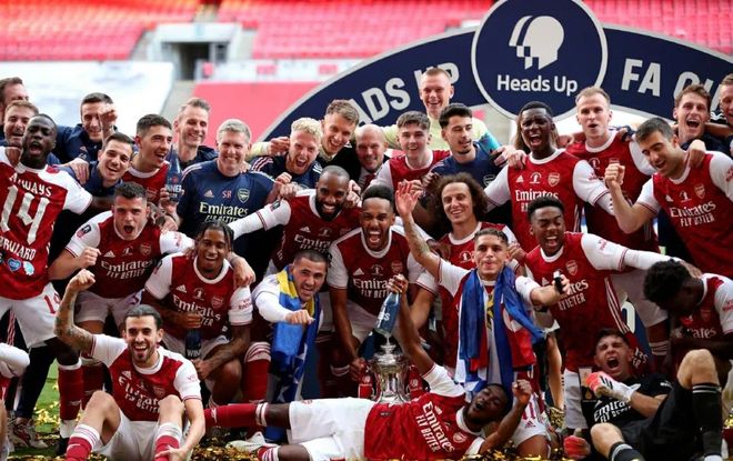 海纳：有一两家英超球队曾对孔帕尼有意，但我们是拜仁慕尼黑（海纳：一两家英超队曾追逐孔帕尼，但我们是拜仁慕尼黑）