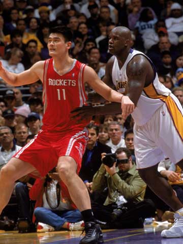 篮球赛场风云变幻，勇士迎战公牛，多方主力缺阵，比赛悬念重重（勇士对阵公牛，多位主力缺席，赛场变数丛生）