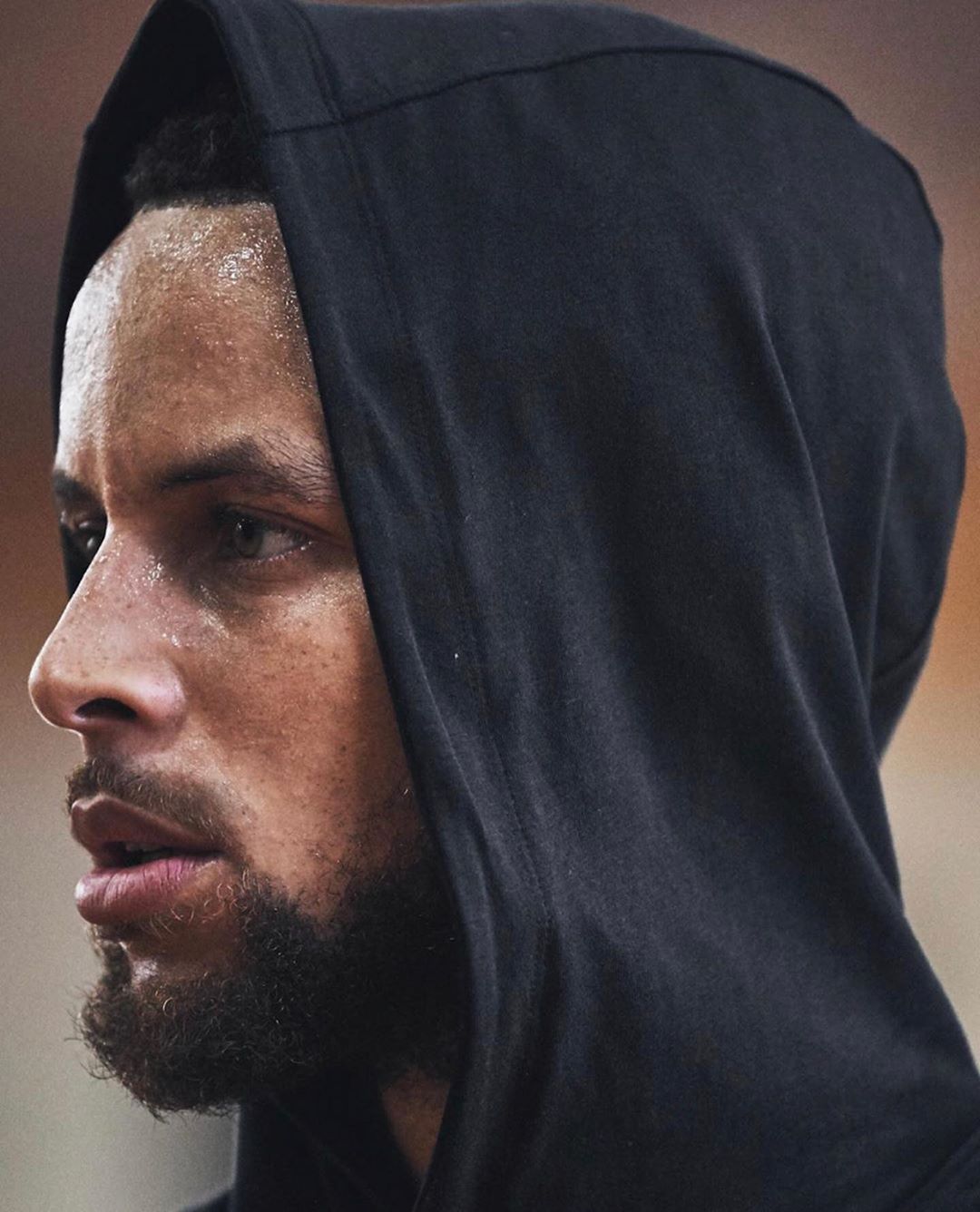 篮球场上的瞬间辉煌——付豪底线持球强攻，勾手压哨命中（赛场高光一刻：付豪底线强突勾手压哨命中）