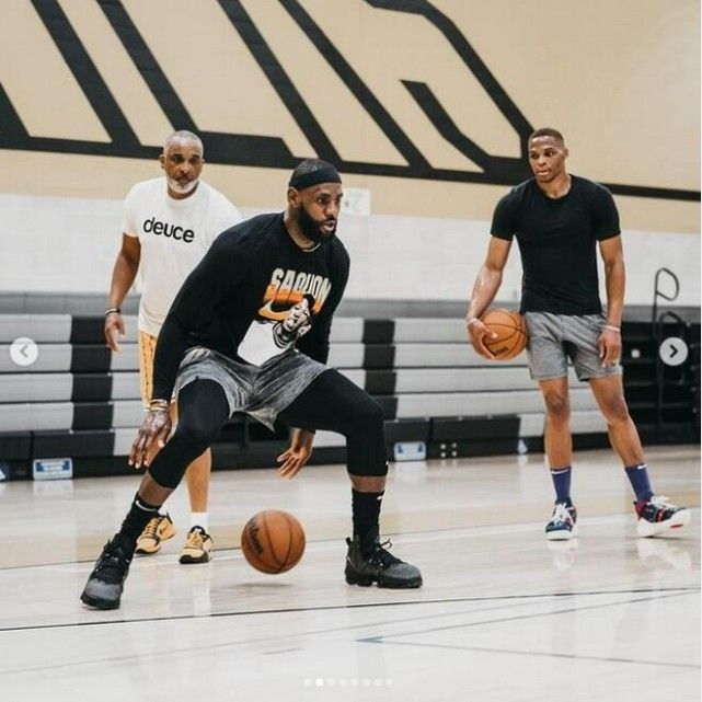 外线手感热！姜伟泽打满首节5中4拿到11分2助 三分4中3（首节打满火力爆棚！姜伟泽5投4中砍11分2助，三分4中3）