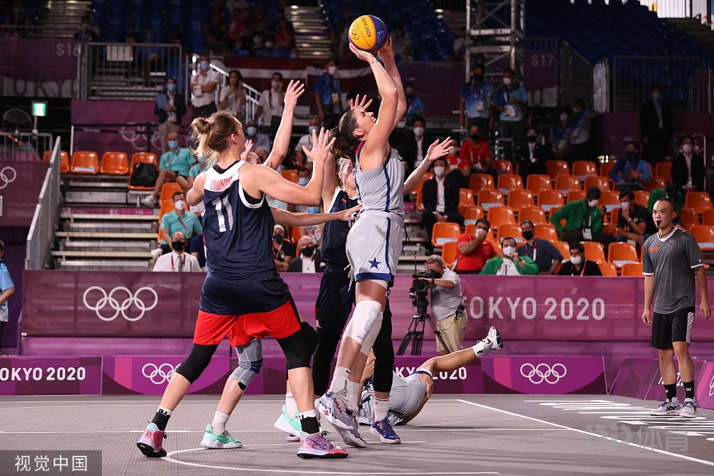 脚步不够快！首发的杨瀚森侧移被吹阻挡 4分钟不到累积2犯被换下（脚步慢半拍！首发杨瀚森侧移遭判阻挡，开场不到4分钟累积两犯被换下）