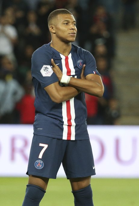 利物浦萨拉赫任意球破门锁定胜局（萨拉赫任意球建功助利物浦锁定胜利）