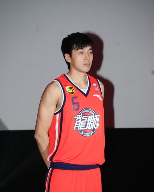 TA：利物浦目前看起来非常混乱，他们的卫冕梦想已支离破碎（TA：利物浦陷入混乱，卫冕之梦已成泡影）