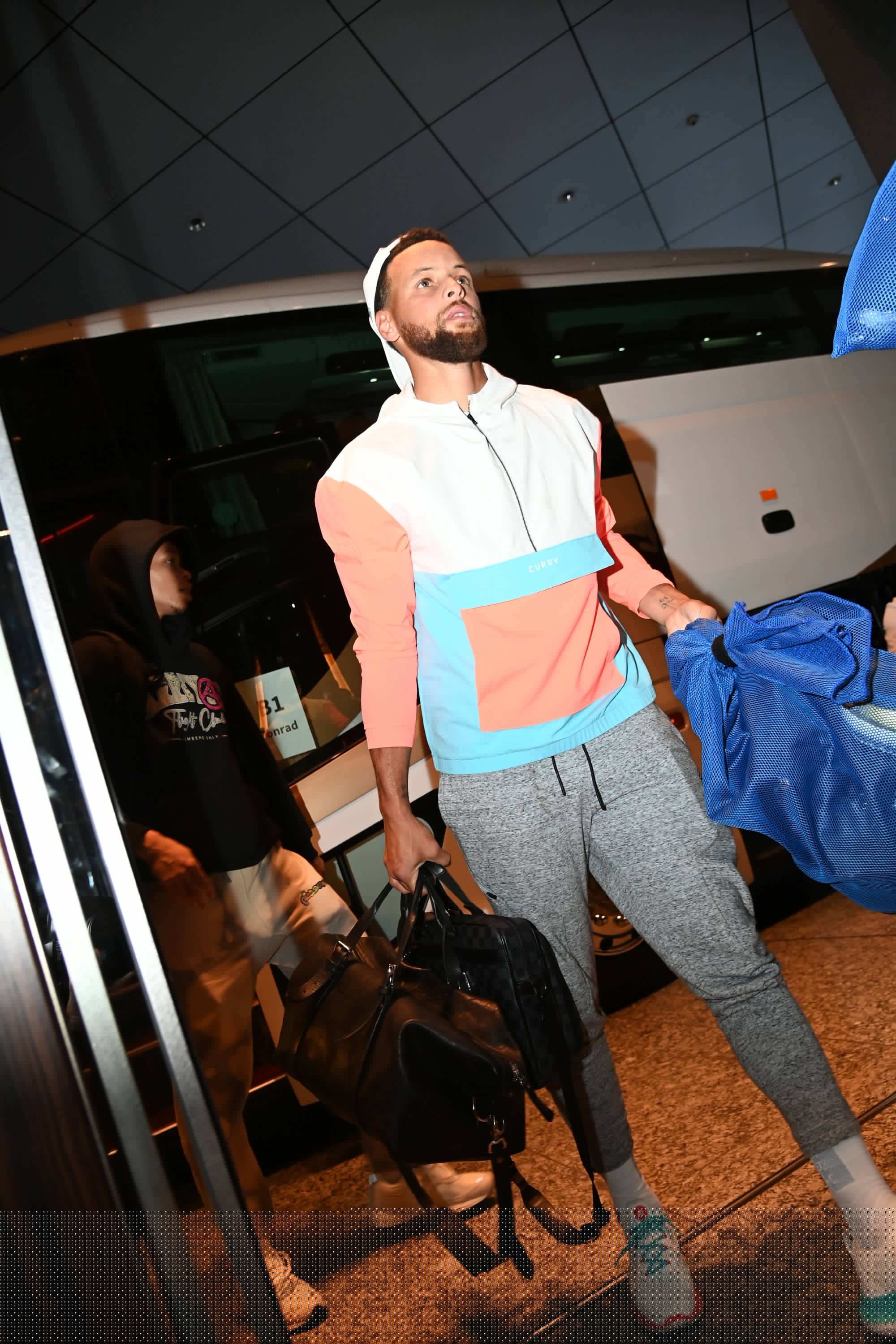 半场战报：温哥华白浪2-0洛杉矶，拉沃尔达、萨比建功（半场速递：温哥华白浪2比0领先洛杉矶，拉沃尔达与萨比破门）