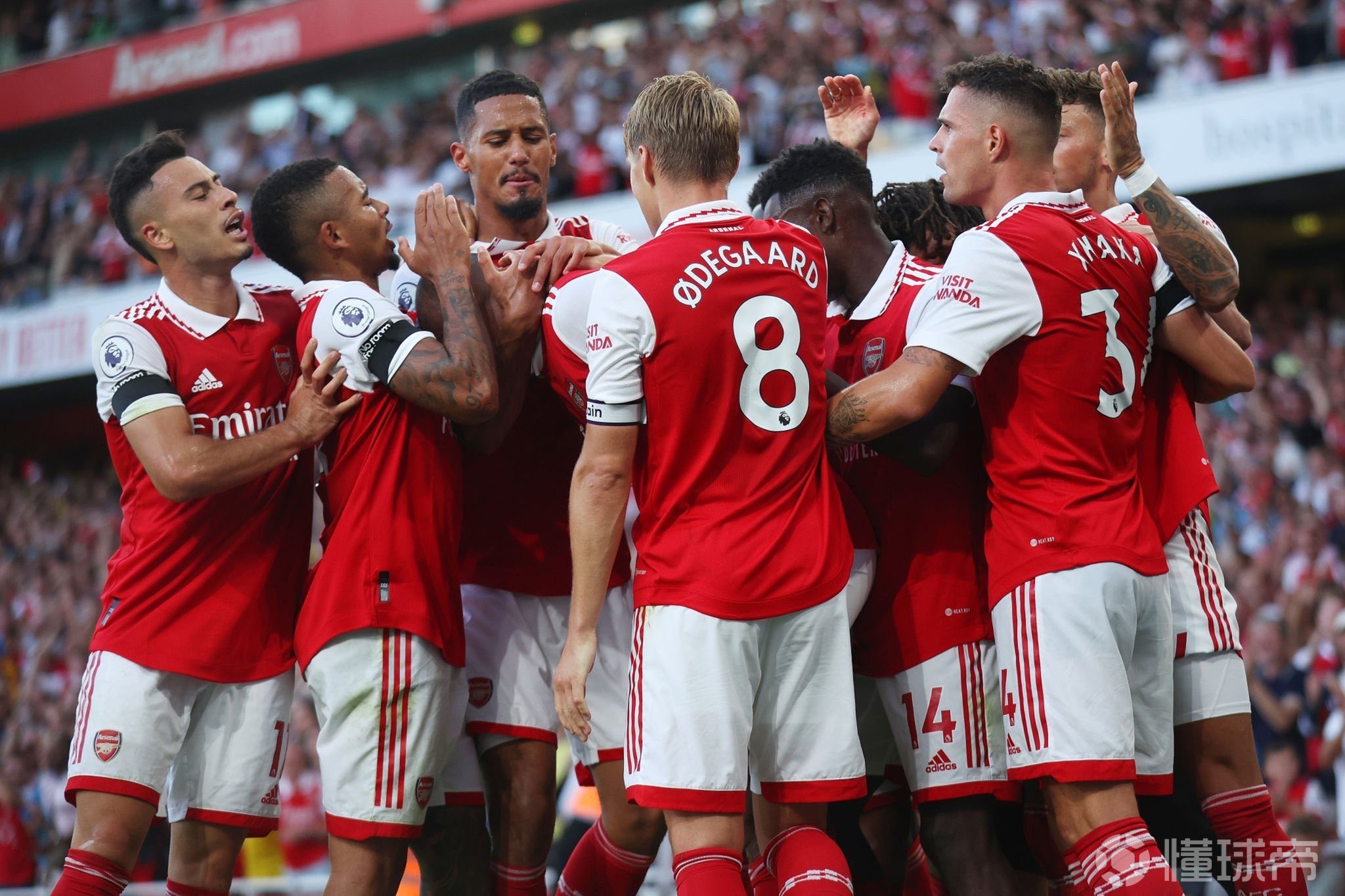 曼联追逐塞梅尼奥：加纳前锋是否准备好迈出下一步？（曼联有意塞梅尼奥：加纳前锋是否已准备迈向更高台阶？）