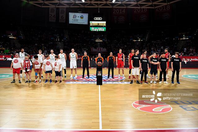 全网首发，足球纪录电影《决战梭鱼湾》明日12：00登陆爱奇艺（明日12：00，足球纪录电影《决战梭鱼湾》全网首发，上线爱奇艺）