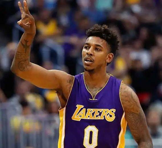 意媒：尤文冬窗很难签下贝尔纳韦，其3千万身价是主要障碍（意媒：尤文冬窗追贝尔纳韦受阻，3000万身价成最大难关）