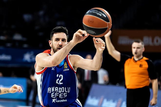 战旧主，武桐桐神勇。脚步灵，台湾妹建功（对阵旧主，武桐桐神勇；脚步轻灵，台将建功）